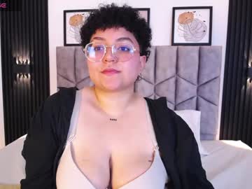 curly_cam_queen
